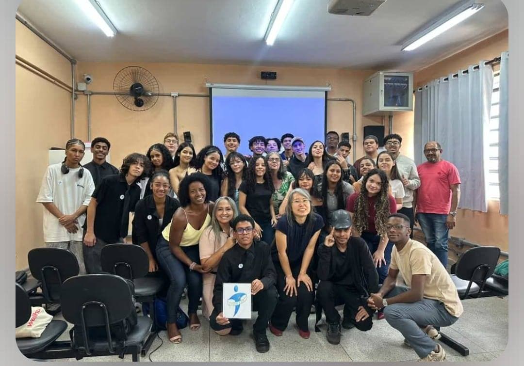 Alunos da E.E. Nancy de Oliveira Fidalgo apresentando seus projetos no EstaHack